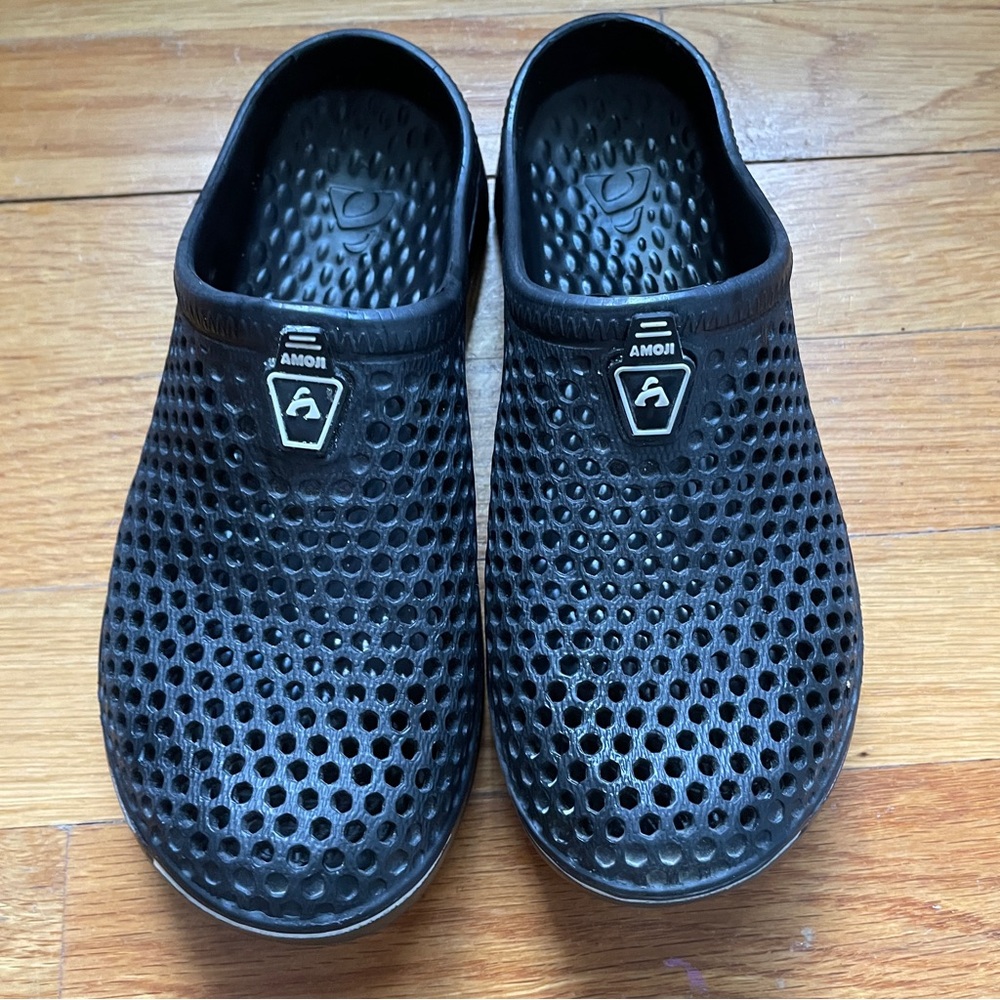 Kids water shoes. Like Crocs but not Crocs- Amoji brand -slip on black size 1-2